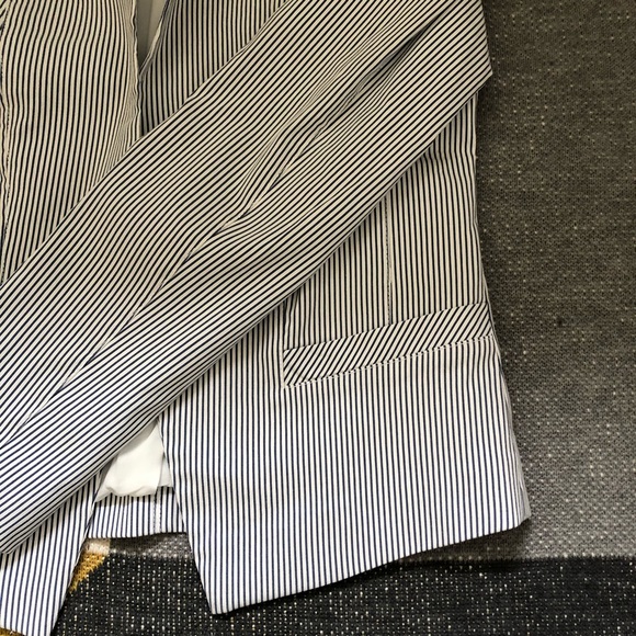 White and blue striped blazer - Picture 6 of 9